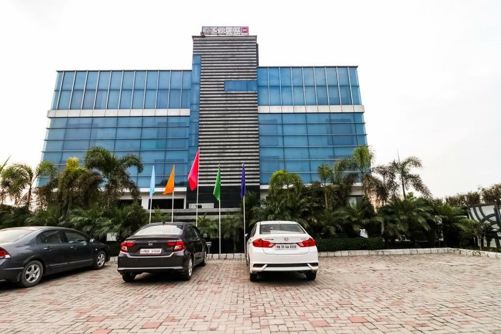 Hôtel La Silver Leaf à Nawāshahr Extérieur photo